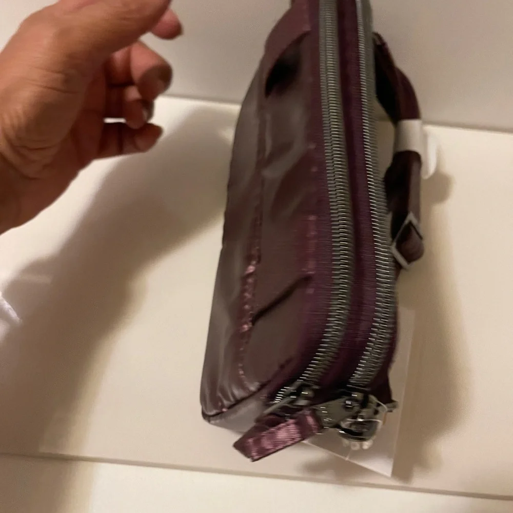 Lug Quilted RFID Convertible
Crossbody. Coupe 2. New Can attached to your belt - Picture 7 of 16